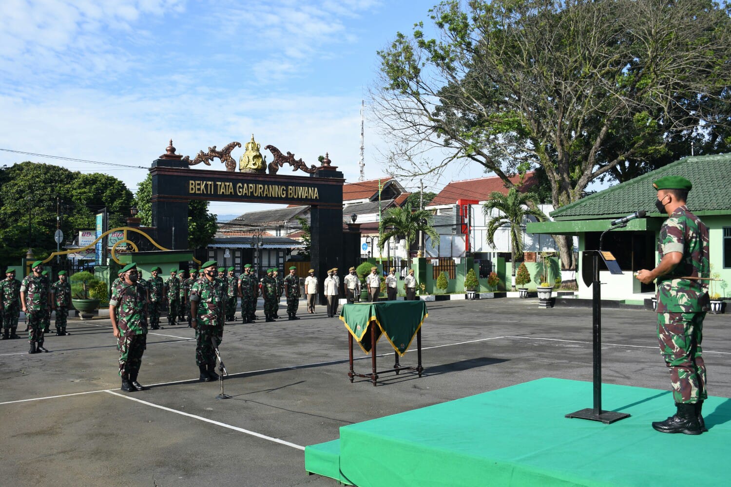 Korem 073/Makutarama Gelar Acara Tradisi Penerimaan Warga Baru Serta Penyerahan Tugas